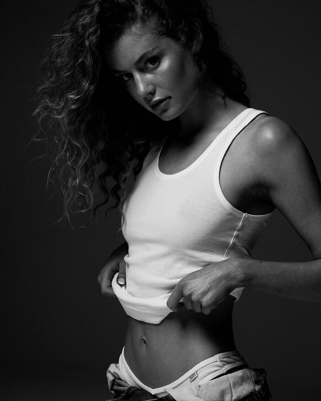 Năm ngoái, đại diện Australia tại Hoa hậu Hoàn vũ 2022 là người đẹp Monique Riley, chung cuộc cô vào top 16. Chiến thắng gần đây nhất của Australia tại Miss Universe là vào năm 2004 với thành tích của người đẹp Jennifer Hawkins. Cô cũng được xem là một trong những Hoa hậu Hoàn vũ đẹp nhất trong lịch sử.