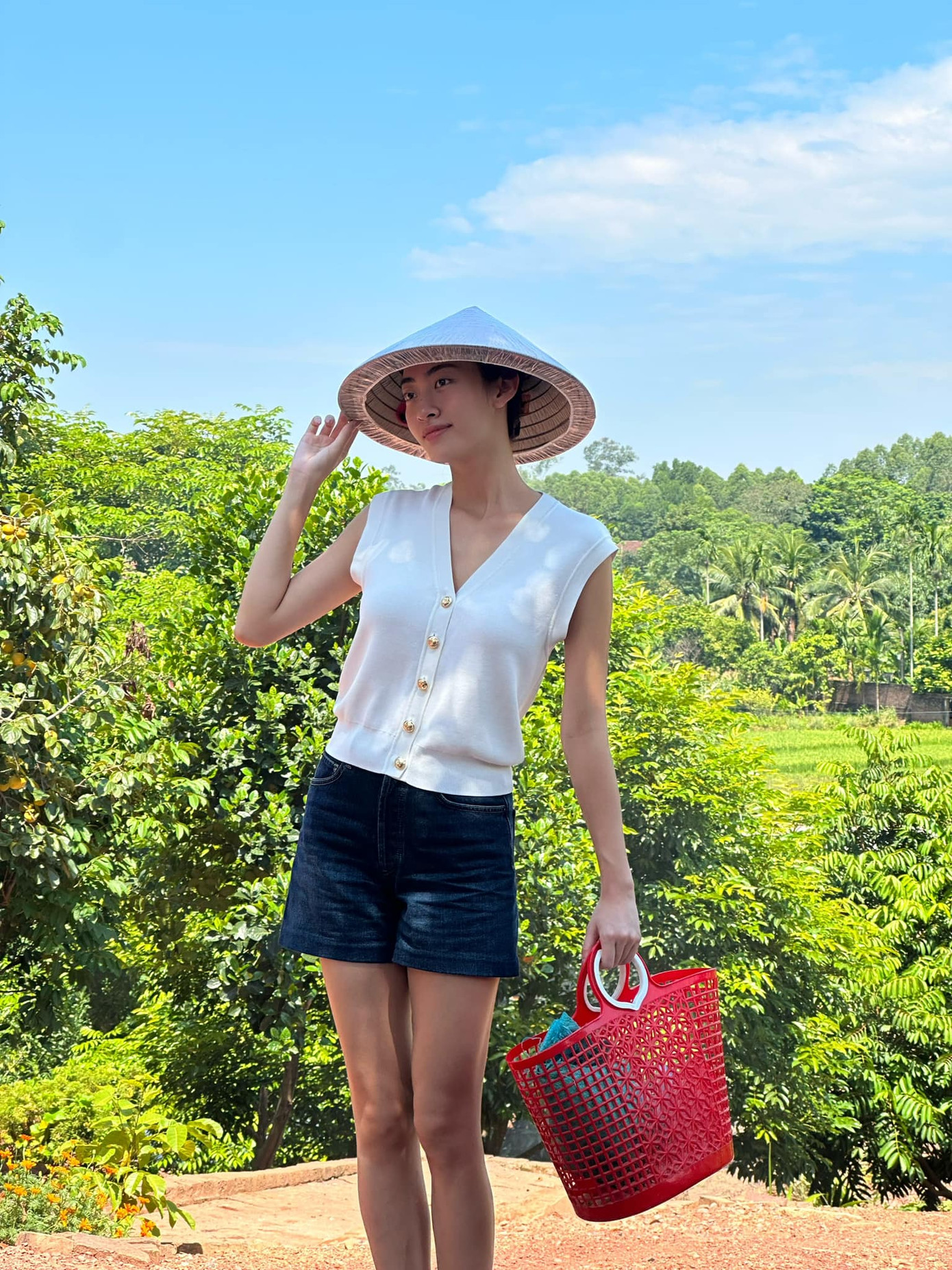 Hoa hậu Lương Thùy Linh giản dị xách làn đi chợ khi về thăm quê nội ở Bắc Giang vào dịp nghỉ lễ 2/9. Hoa hậu Lương Thùy Linh giản dị xách làn đi chợ khi về thăm quê nội ở Bắc Giang vào dịp nghỉ lễ 2/9.