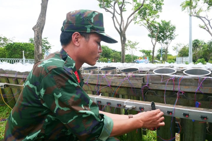 Trong lúc lắp pháo, các chiến sĩ tuyệt đối tuân thủ các quy tắc an toàn như: không hút thuốc, sử dụng điện thoại di động hay bật lửa và các vật dụng tạo ra tia lửa, điện.