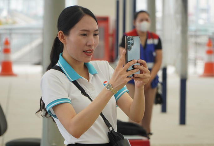 Chị Thảo rạng ngời trong buổi metro số 1 chạy thử toàn tuyến Chị Thảo rạng ngời trong buổi metro số 1 chạy thử toàn tuyến