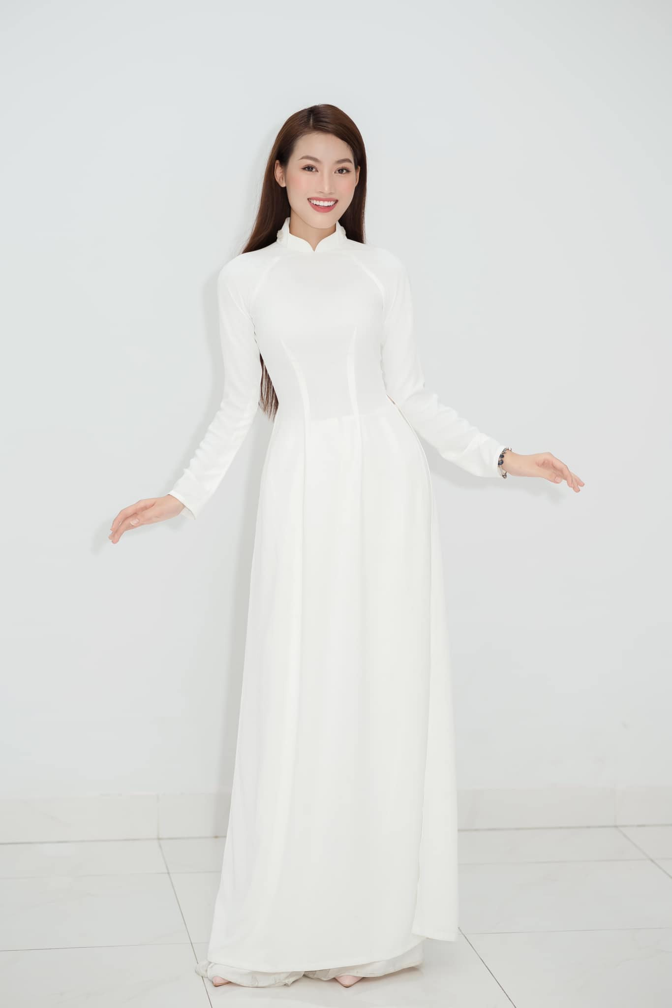 Á hậu Hòa bình Việt Nam 2022 Minh Thư thanh lịch với áo dài trắng, chào đón ngày Quốc khánh. Á hậu Hòa bình Việt Nam 2022 Minh Thư thanh lịch với áo dài trắng, chào đón ngày Quốc khánh.