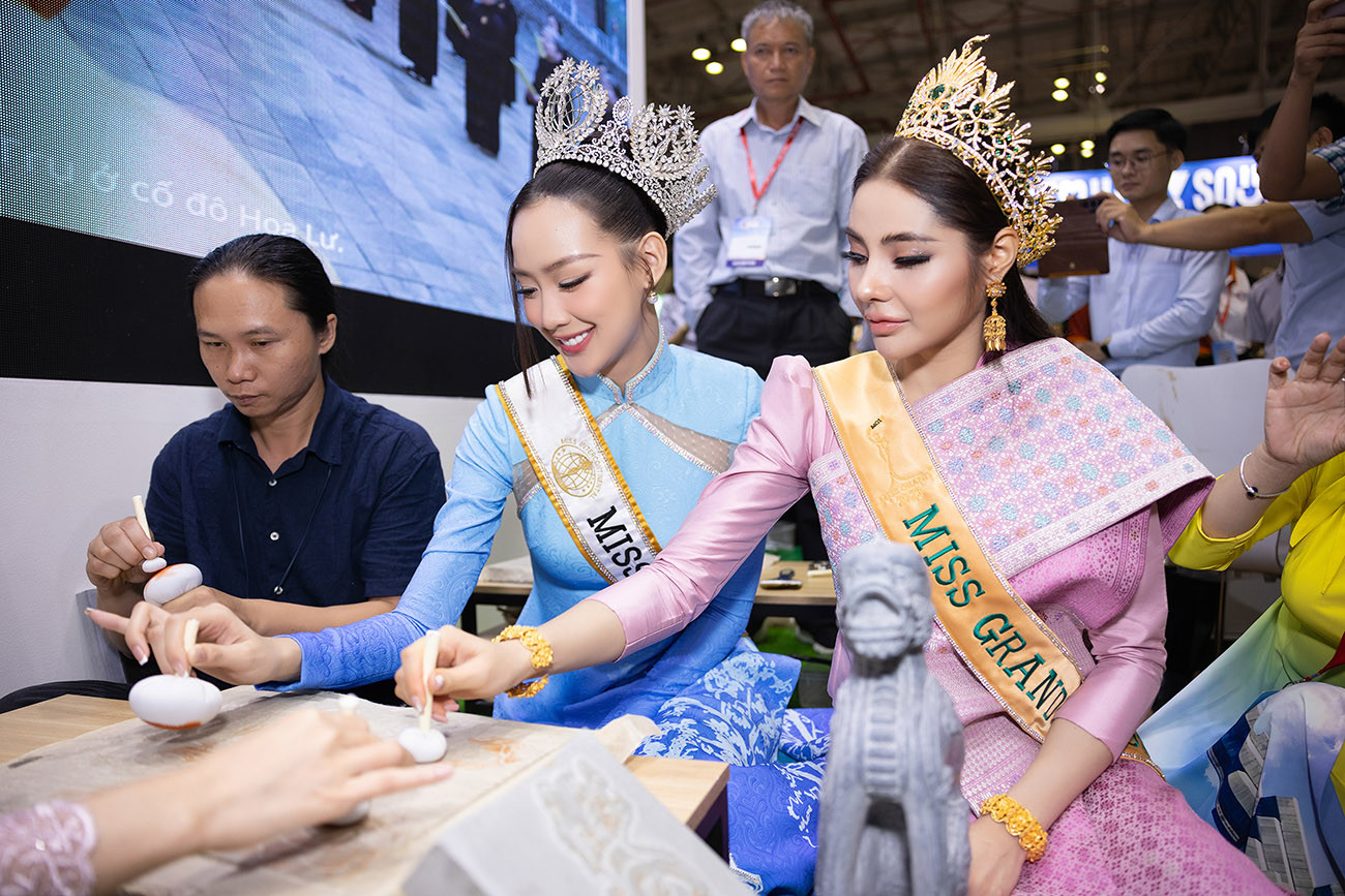 Các người đẹp cũng tham dự GALA Night Vietnam với chủ đề Dáng hình Việt Nam - Shape of Vietnam - chương trình mở màn cho chuỗi sự kiện trong khuôn Hội chợ Du lịch Quốc tế TPHCM và tham gia buổi cắt băng khánh thành khai mạc Hội chợ.