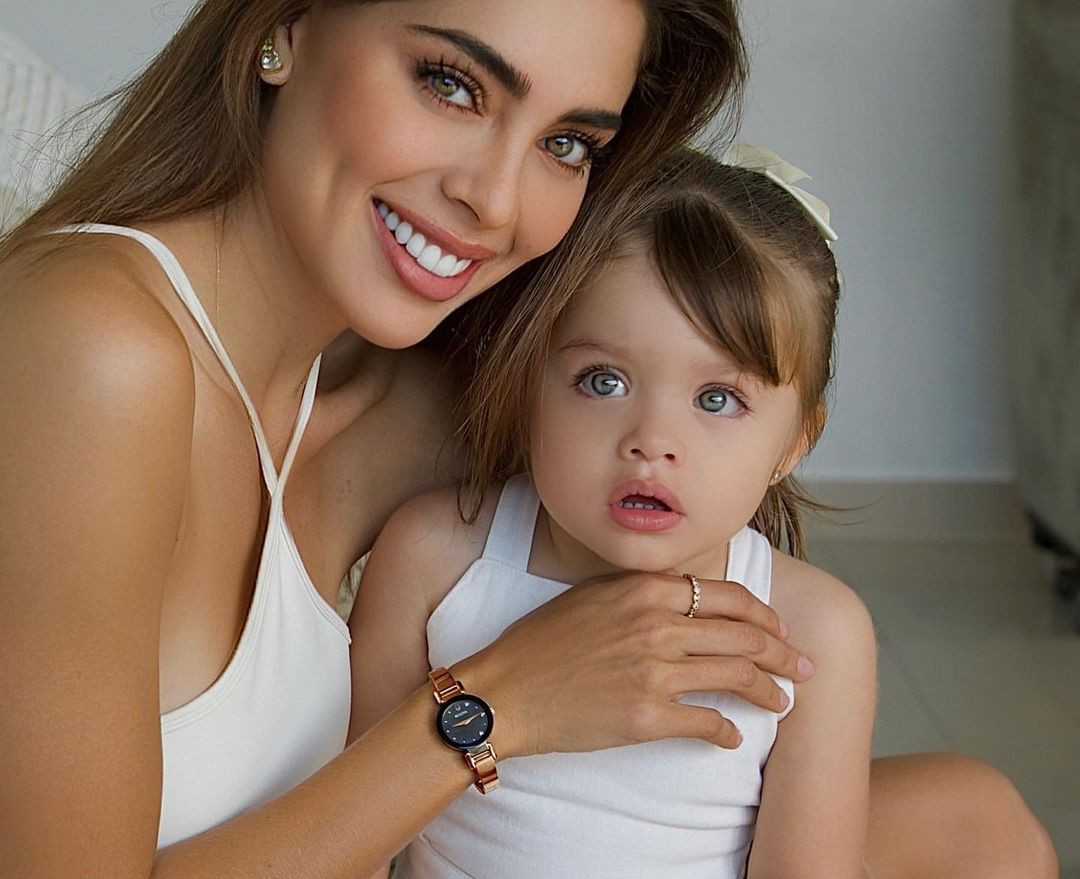 Camila Avella đã có chồng và con gái. Trên trang cá nhân có hơn 500.000 người theo dõi, người đẹp thường xuyên chia sẻ hình ảnh gia đình viên mãn và nhận được sự ngưỡng mộ.