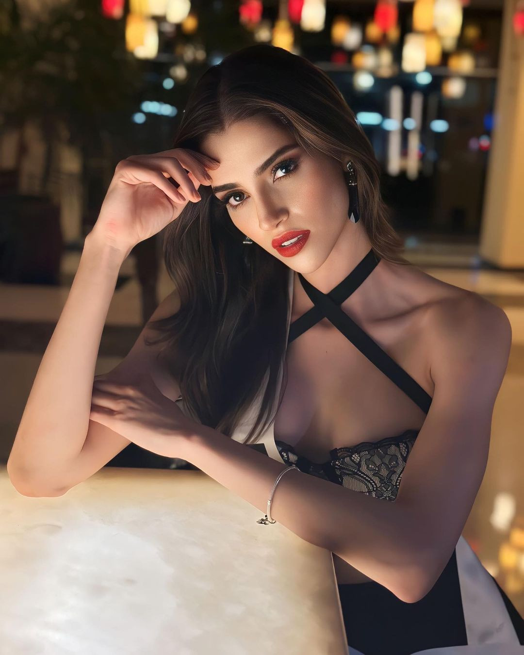 Melissa Flores năm nay 25 tuổi, có chiều cao ấn tượng 1,81 m. Cô đã tốt nghiệp đại học ngành tâm lý học, hiện là người mẫu. Người đẹp có khả năng nói thông thạo tiếng Anh và Tây Ban Nha.