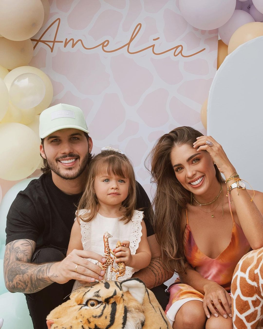 Camila Avella đã có chồng và con gái. Trên trang cá nhân có hơn 500.000 người theo dõi, người đẹp thường xuyên chia sẻ hình ảnh gia đình viên mãn và nhận được sự ngưỡng mộ.