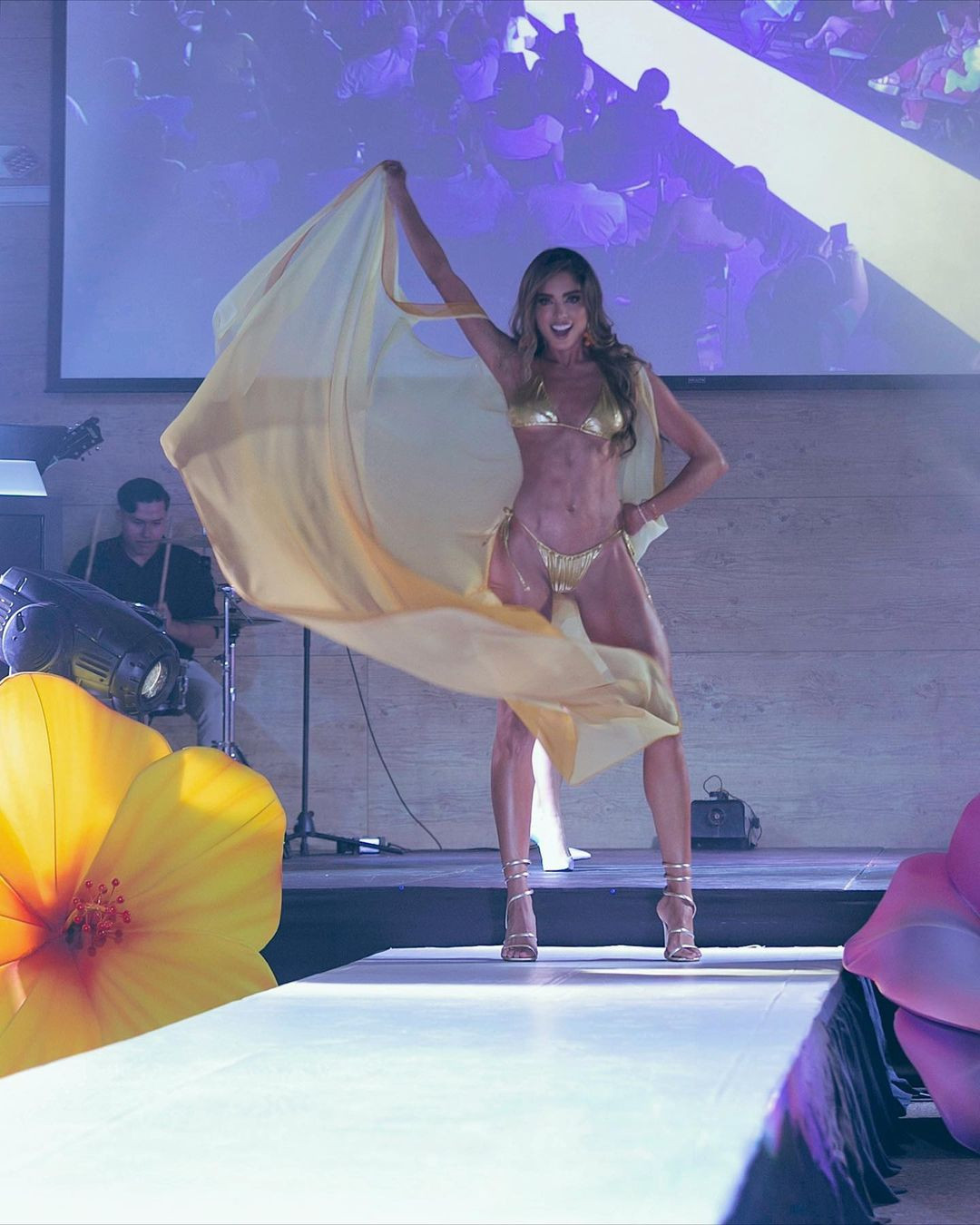 Đã sinh con nhưng người đẹp vẫn có hình thể săn chắc, nóng bỏng. Với chiến thắng này, Camila Avella cũng trở thành người phụ nữ đã kết hôn, sinh con đầu tiên tham dự đấu trường Hoa hậu Hoàn vũ.