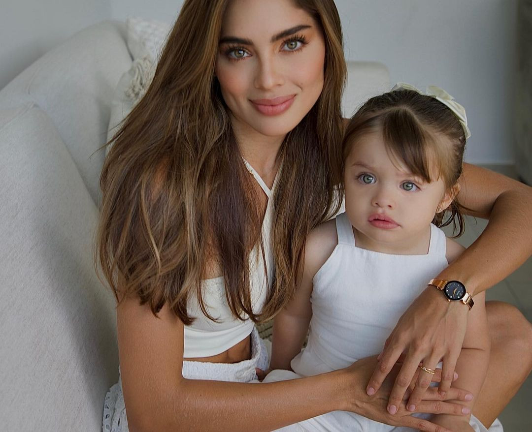 Camila Avella đã có chồng và con gái. Trên trang cá nhân có hơn 500.000 người theo dõi, người đẹp thường xuyên chia sẻ hình ảnh gia đình viên mãn và nhận được sự ngưỡng mộ.