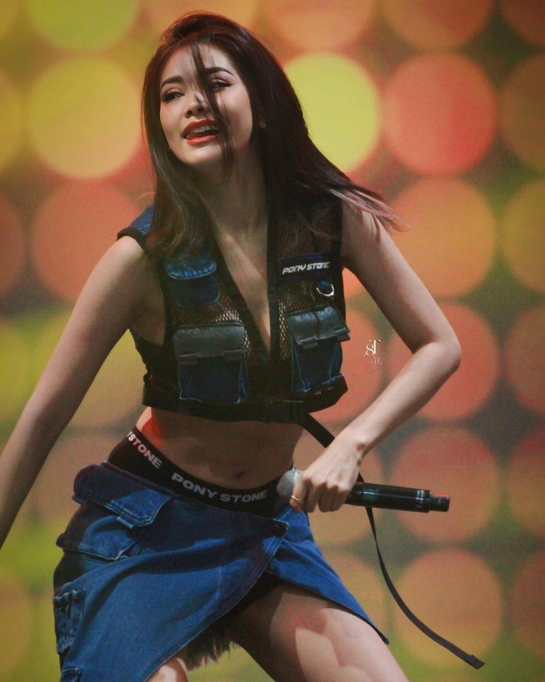 Engfa Wahara thường xuyên bị chỉ trích biểu diễn phản cảm.