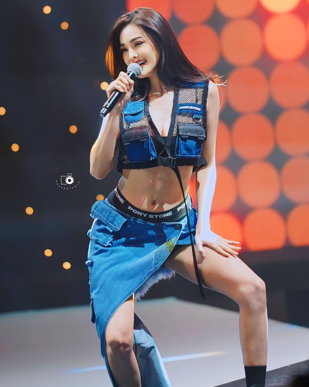 Engfa Wahara thường xuyên bị chỉ trích biểu diễn phản cảm.