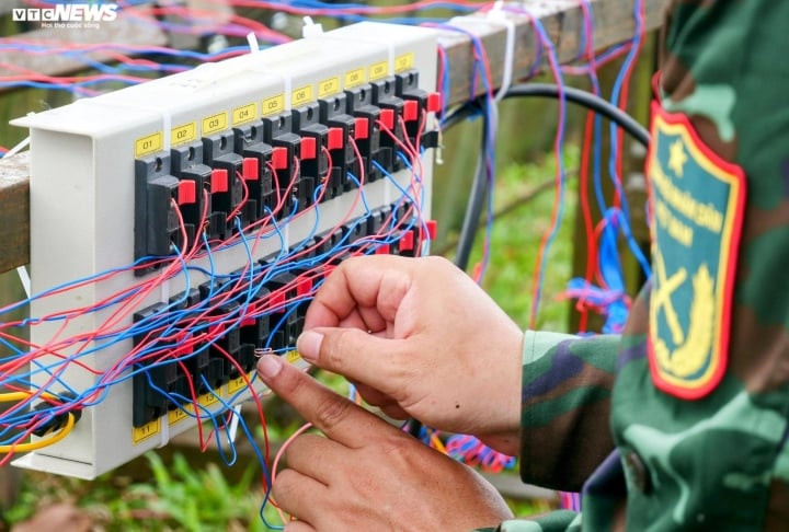 Sau khi cho pháo tầm cao vào ống, những dây mồi lửa điện được đấu nối với thanh điều khiển. Công việc này là một trong những khâu cuối cùng khi lắp pháo hoa.