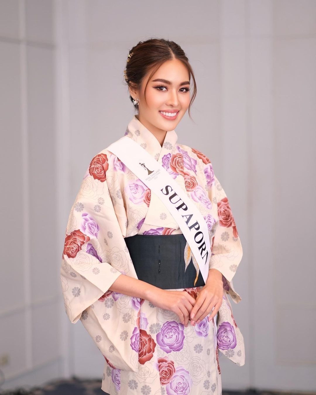 Supaporn Ritthipreuk có nhan sắc ngọt ngào, thanh lịch, được đánh giá phù hợp với tiêu chí của sân chơi Hoa hậu Quốc tế.