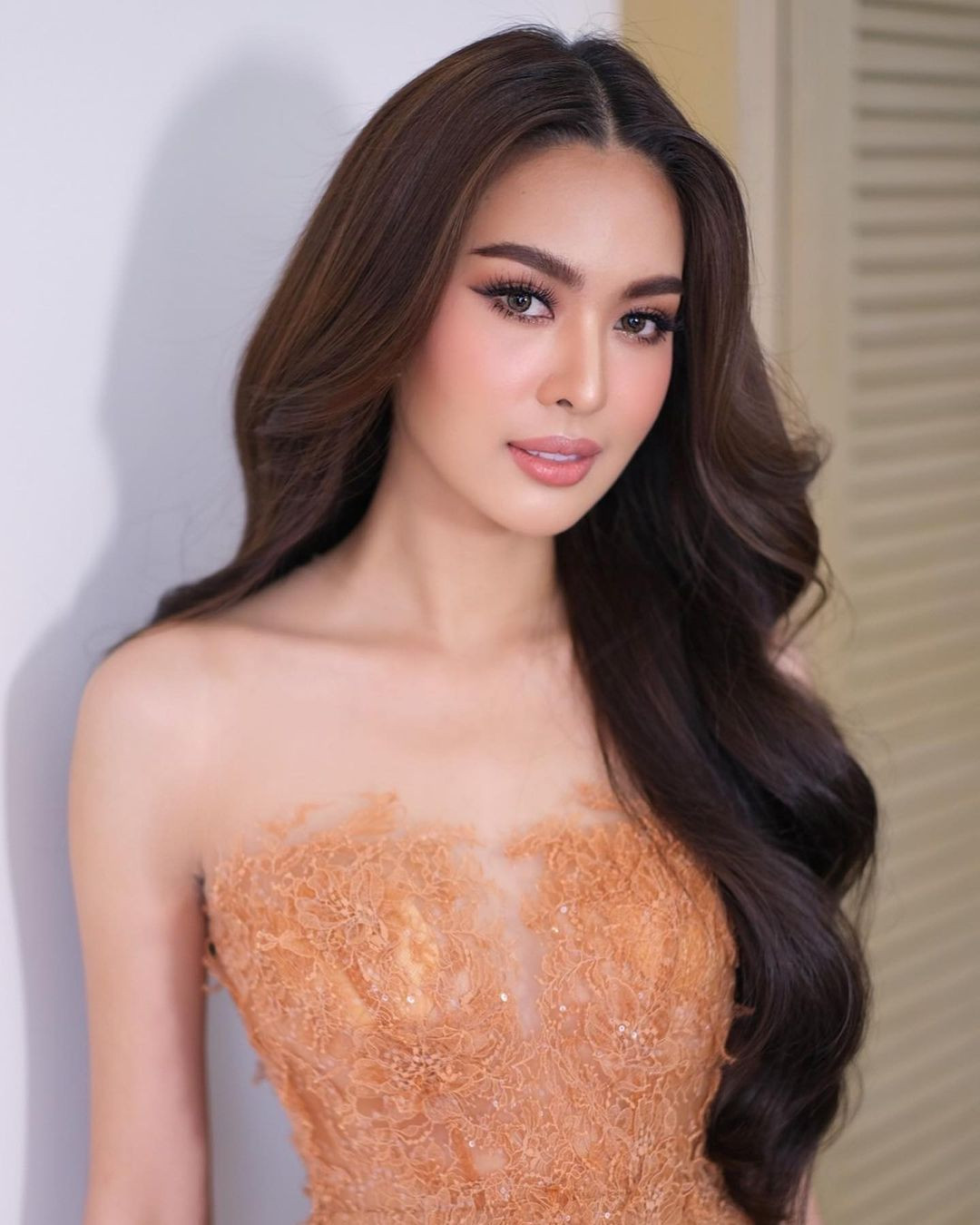 Người đẹp cũng ghi điểm với làn da mịn màng, trắng sáng. Đây cũng được xem là lợi thế của Supaporn Ritthipreuk. Trước đó, ban tổ chức Hoa hậu Quốc tế đưa ra những tiêu chí chấm thi năm nay, trong đó tiêu chí về làn da được đánh giá cao.