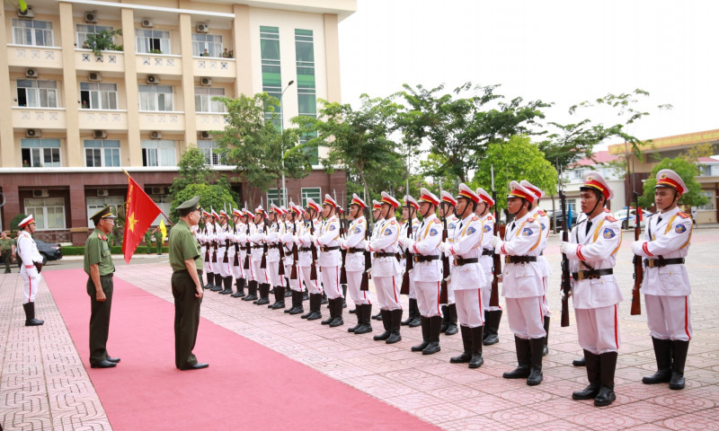 Bộ trưởng Tô Lâm duyệt đội danh dự.