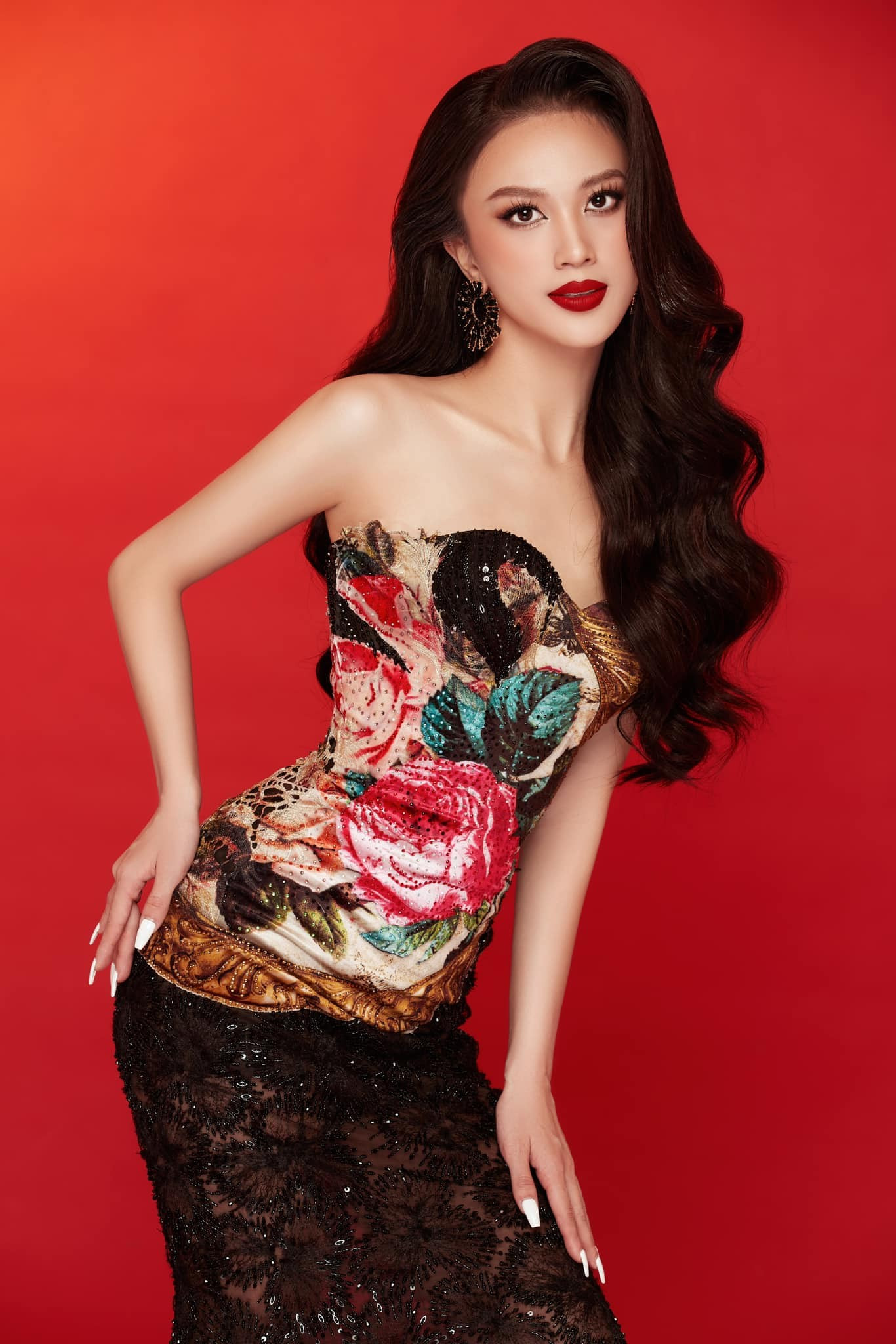 Người đẹp Trần Nhật Lệ tiếp tục ghi danh ở top 18 Miss Universe Vietnam 2023 sau khi tham dự Hoa hậu Thế giới Việt Nam 2022 và Hoa hậu Việt Nam 2022. Nhật Lệ năm nay 22 tuổi, cao 1,68 m, có gương mặt sắc sảo.
