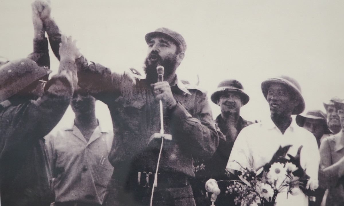 Chủ tịch Fidel Castro tại buổi mitting ở Cứ điểm 241 Tân Lâm, nay là thôn Tân Phú, xã Cam Thành, huyện Cam Lộ, tỉnh Quảng Trị - Ảnh tư liệu.