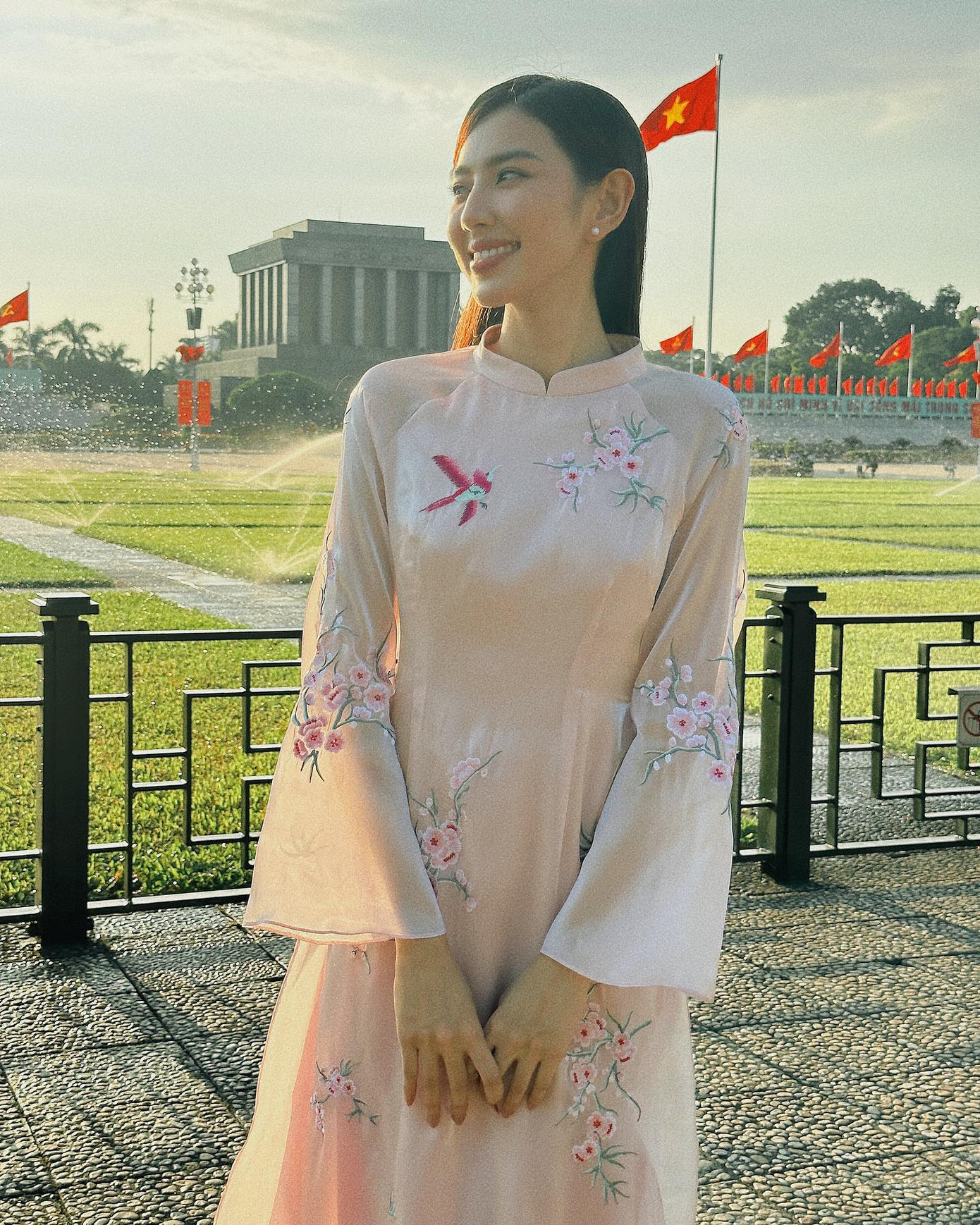 Nhân dịp nghỉ lễ Quốc khánh 2/9, Hoa hậu Thùy Tiên tới thăm Lăng Chủ tịch Hồ Chí Minh. Người đẹp diện áo dài màu hồng pastel, đính kết hoạ tiết hoa nền nã, duyên dáng. Nhân dịp nghỉ lễ Quốc khánh 2/9, Hoa hậu Thùy Tiên tới thăm Lăng Chủ tịch Hồ Chí Minh. Người đẹp diện áo dài màu hồng pastel, đính kết hoạ tiết hoa nền nã, duyên dáng.