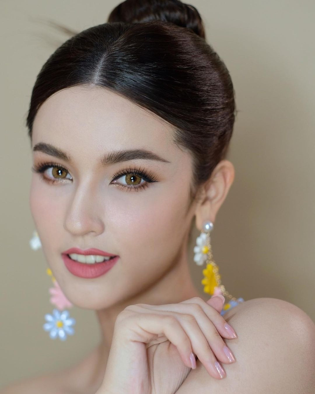 Arabella Sitanan Gregory tâm huyết với các hoạt động từ thiện, xã hội. Cô đang tham gia dự án của Operation Smile, giúp đỡ trẻ em sứt môi và hở hàm ếch có cơ hội được phẫu thuật.