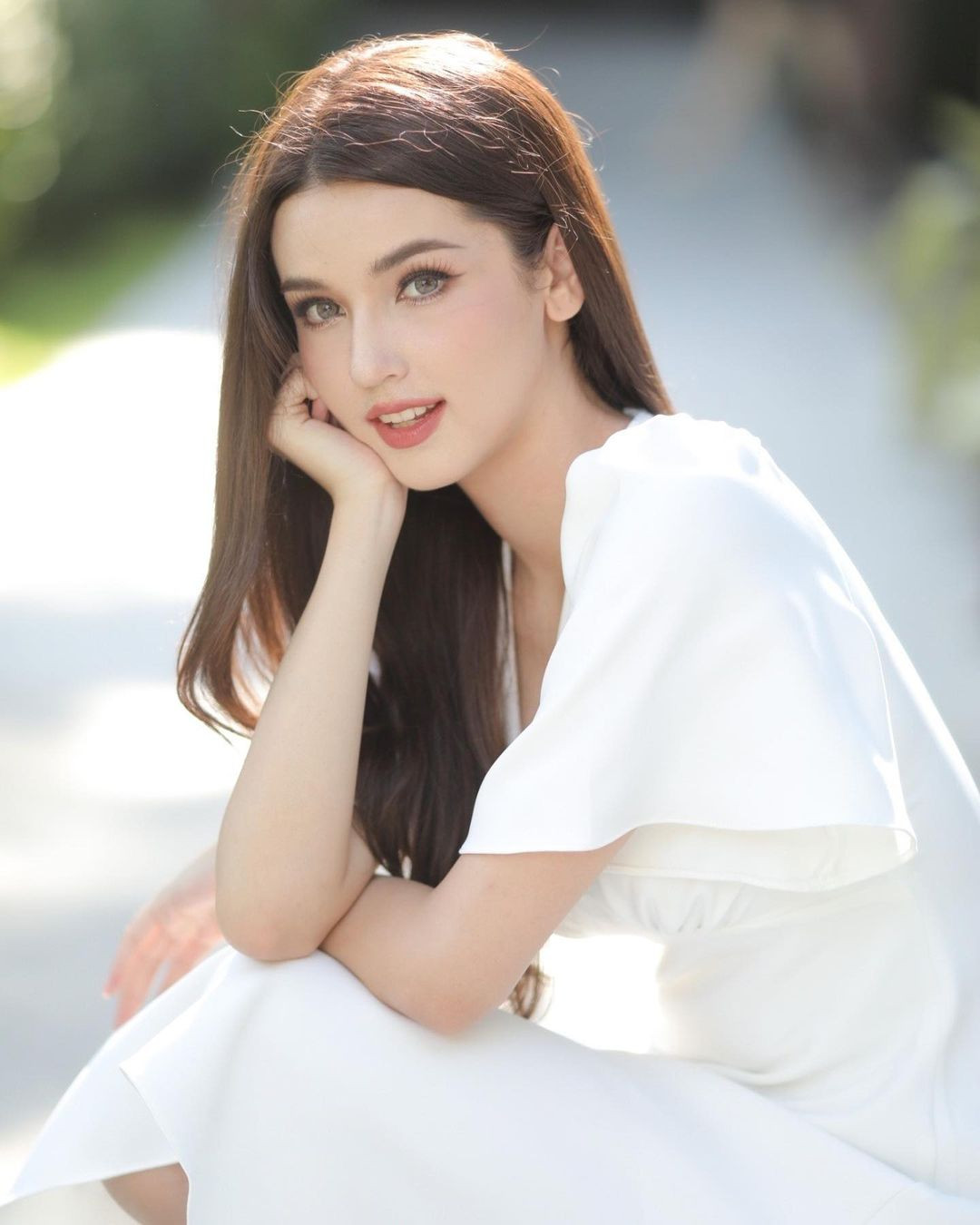 Arabella Sitanan Gregory có gương mặt vừa ngọt ngào vừa sắc sảo, được đánh giá là một trong những thí sinh có dung nhan xinh đẹp nhất cuộc thi Hoa hậu Thái Lan 2023.