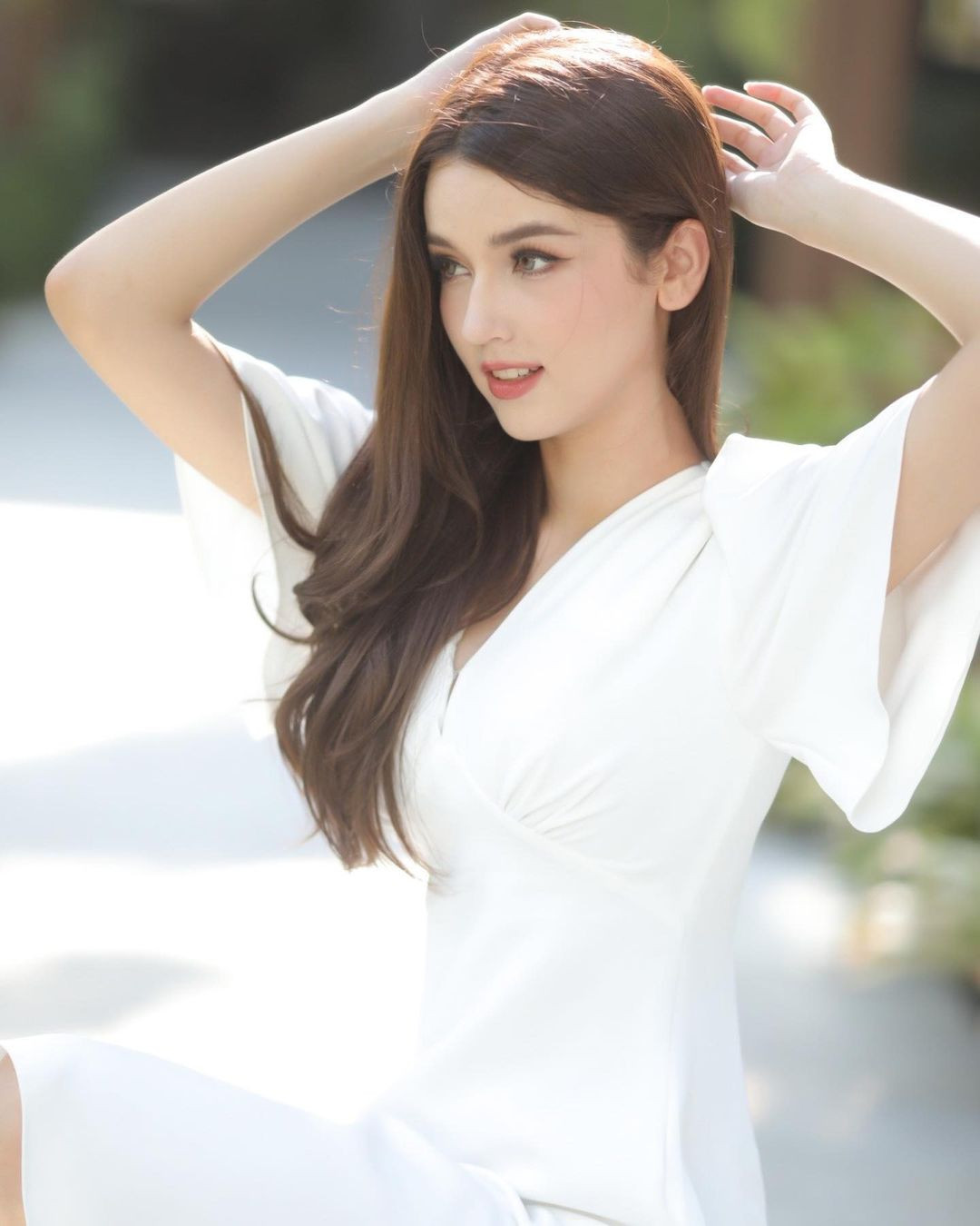 Arabella Sitanan Gregory có gương mặt vừa ngọt ngào vừa sắc sảo, được đánh giá là một trong những thí sinh có dung nhan xinh đẹp nhất cuộc thi Hoa hậu Thái Lan 2023.