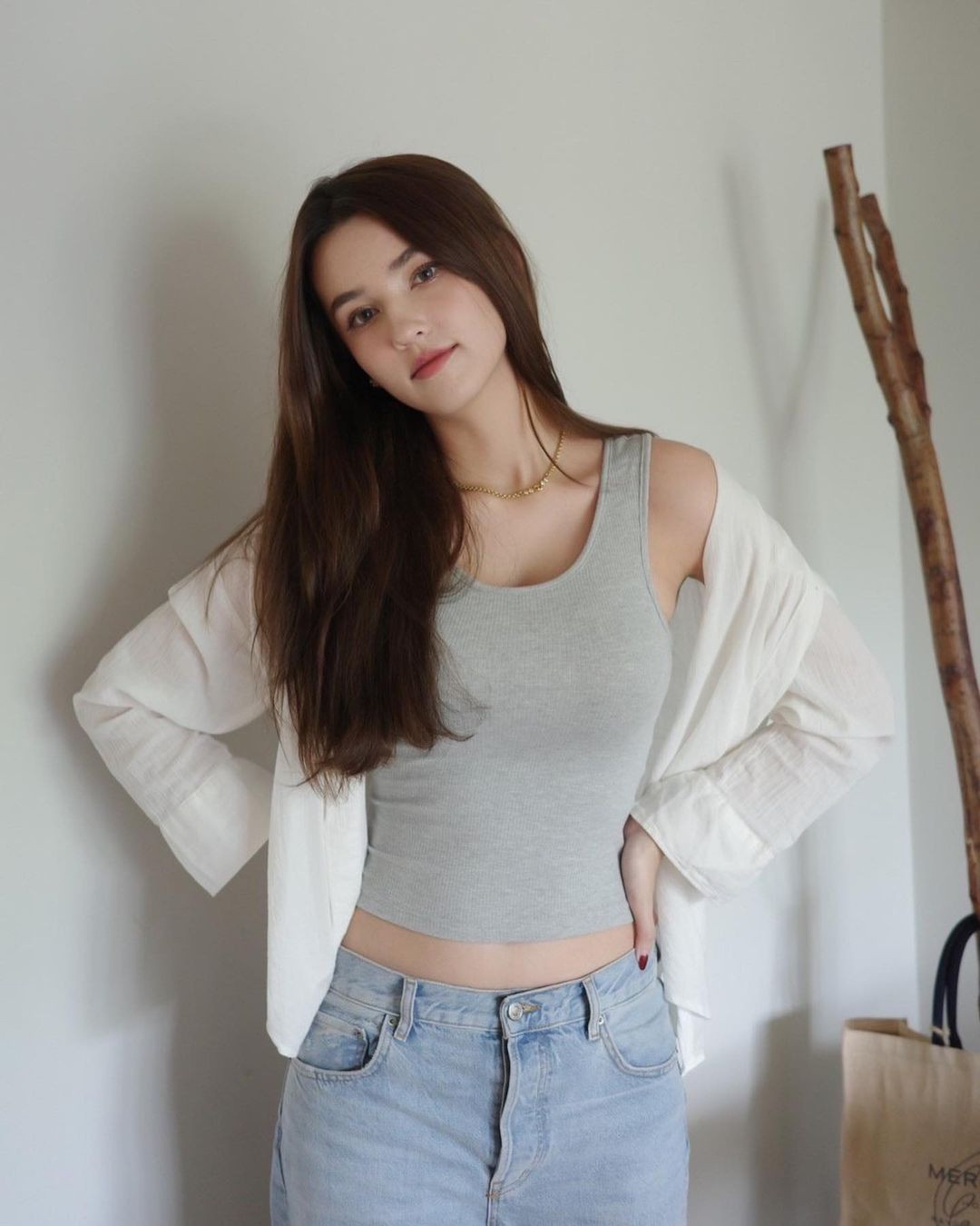 Nhiều khán giả cho rằng sau khi dừng chân ở vị trí Á hậu 2 tại Miss Thailand 2023, Arabella Sitanan Gregory tiếp tục tìm kiếm cơ hội ở Hoa hậu Hoàn vũ Thái Lan. Tuy nhiên, cuối cùng người đẹp đã nắm bắt cơ hội trở thành đại diện Thái Lan tại Miss Charm 2024.