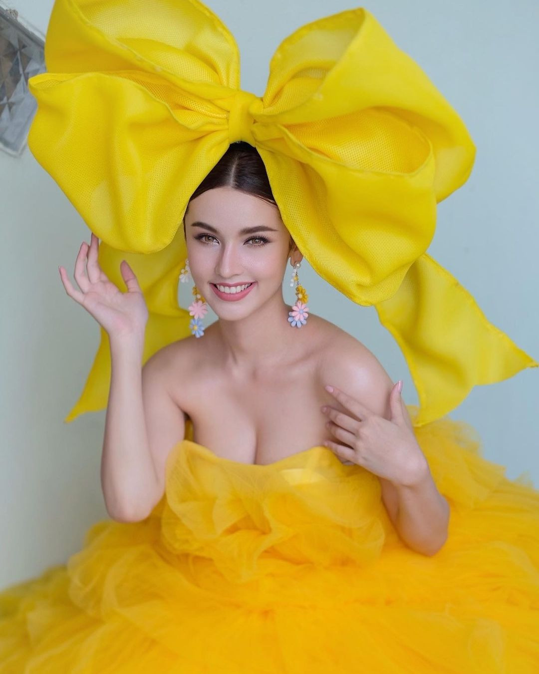 Arabella Sitanan Gregory tâm huyết với các hoạt động từ thiện, xã hội. Cô đang tham gia dự án của Operation Smile, giúp đỡ trẻ em sứt môi và hở hàm ếch có cơ hội được phẫu thuật.