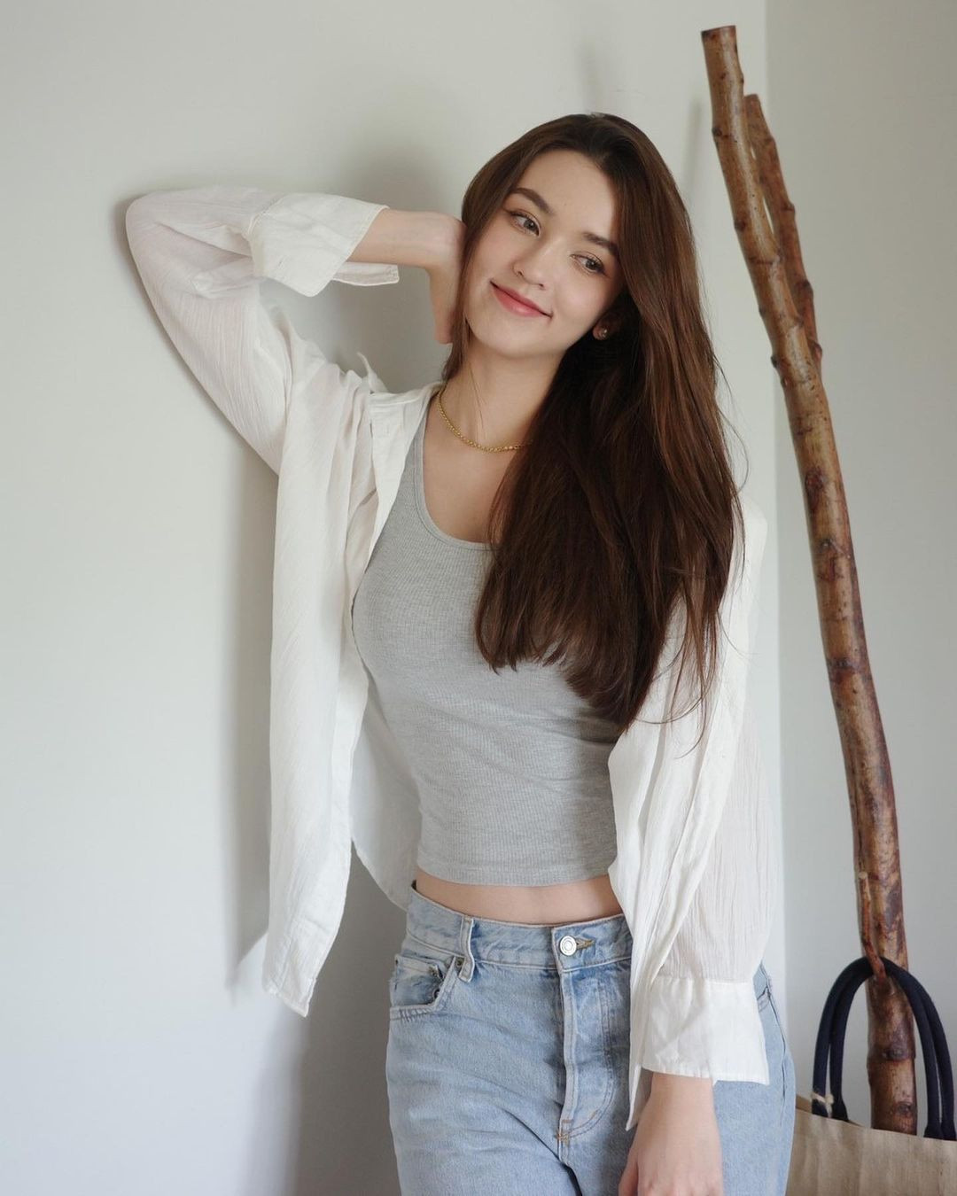 Nhiều khán giả cho rằng sau khi dừng chân ở vị trí Á hậu 2 tại Miss Thailand 2023, Arabella Sitanan Gregory tiếp tục tìm kiếm cơ hội ở Hoa hậu Hoàn vũ Thái Lan. Tuy nhiên, cuối cùng người đẹp đã nắm bắt cơ hội trở thành đại diện Thái Lan tại Miss Charm 2024.