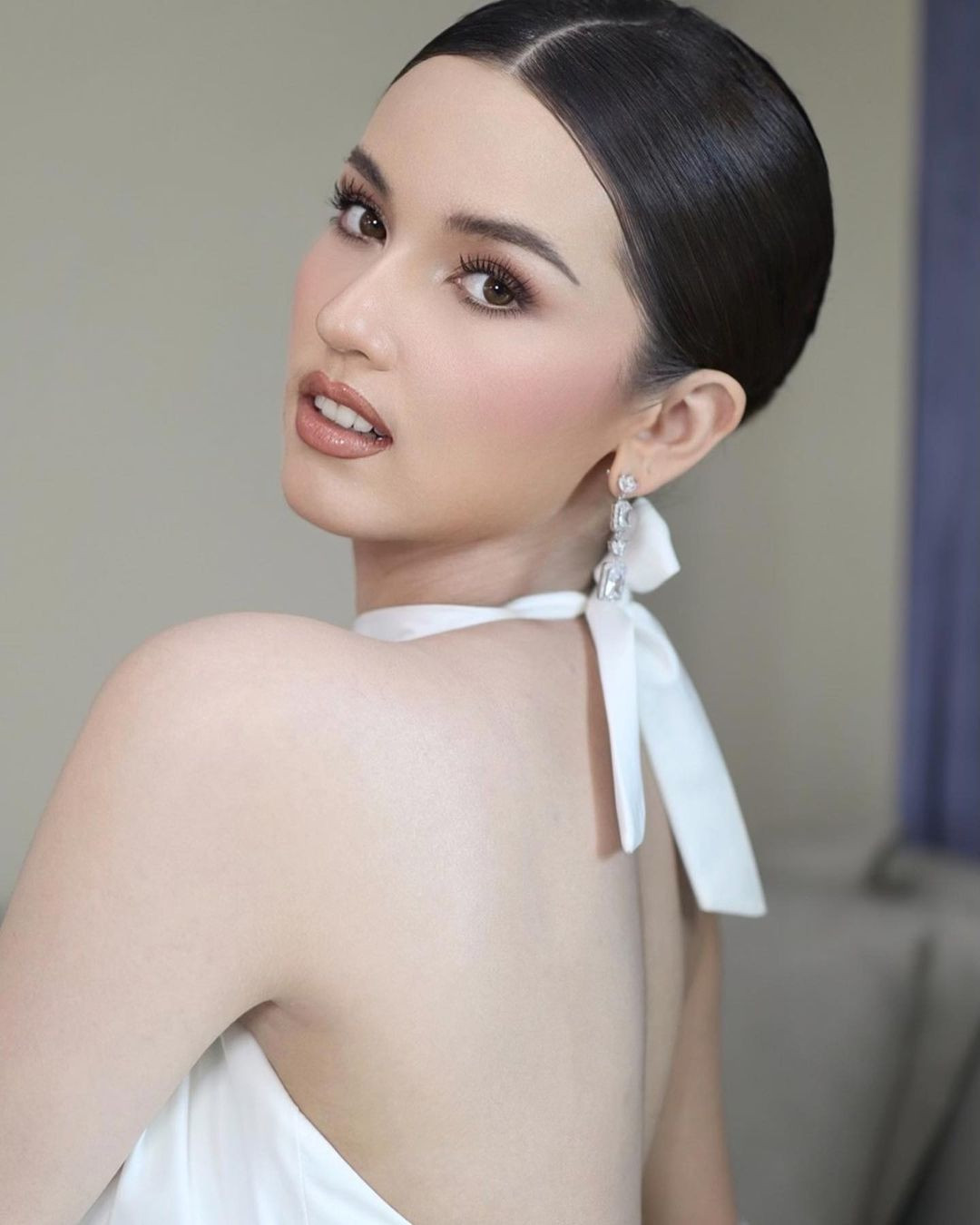 Người đẹp hiện là sinh viên của Đại học Thammasat. Cô từng đạt giải Người mẫu ăn ảnh tại cuộc thi Siêu mẫu Thái Lan 2019. Bên cạnh đó, Arabella còn là Đại sứ thương hiệu của Hội chữ thập đỏ Thái Lan.