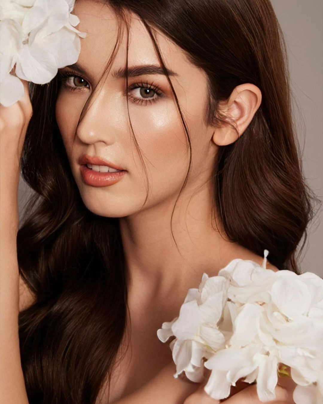 Việc Arabella Sitanan Gregory được bổ nhiệm trở thành Miss Charm Thailand 2024 khiến nhiều khán giả bất ngờ. Trước đó có nhiều thông tin người đẹp Veena Praveenar Singh - Á hậu 2 Hoa hậu Hoàn vũ Thái Lan 2023 được bổ nhiệm vào vị trí này.