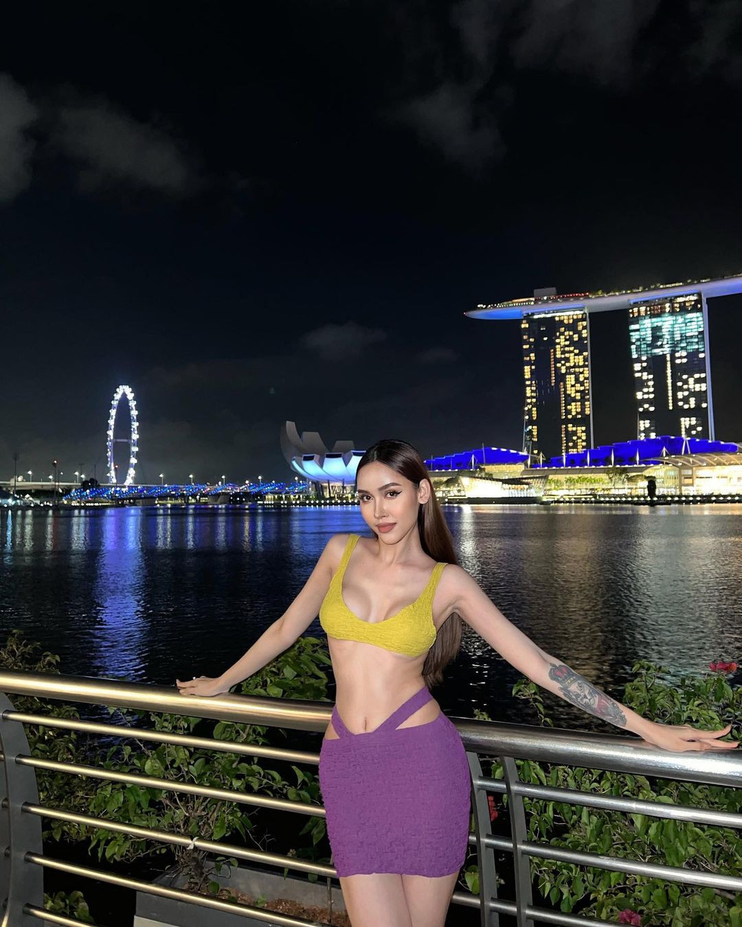 Việc ban tổ chức cuộc thi Hoa hậu Hoàn vũ Campuchia điều chỉnh thể lệ, cho phép người chuyển giới dự thi được bình luận sôi nổi trên các diễn đàn sắc đẹp. Nhiều người tỏ ra vui mừng khi ban tổ chức "cởi trói" các tiêu chí, tạo điều kiện cho nhiều phụ nữ tham gia sân chơi sắc đẹp uy tín.