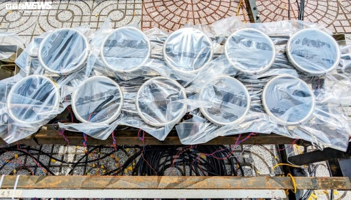 Mỗi giàn pháo có hình dạng khác nhau để tạo hiệu ứng về màu sắc, tầm bắn. Một giàn tầm cao có thể bắn lên hơn 200m.