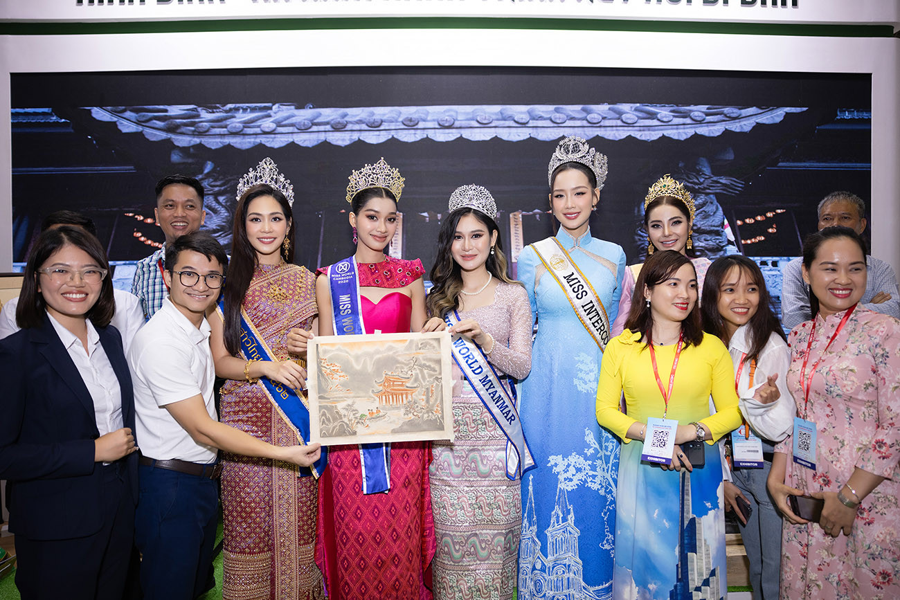 Các người đẹp cũng tham dự GALA Night Vietnam với chủ đề Dáng hình Việt Nam - Shape of Vietnam - chương trình mở màn cho chuỗi sự kiện trong khuôn Hội chợ Du lịch Quốc tế TPHCM và tham gia buổi cắt băng khánh thành khai mạc Hội chợ.