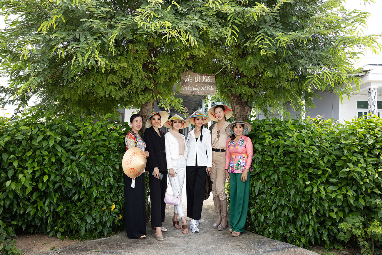 Tại đây, 5 hoa hậu được trải nghiệm những nét văn hóa, ẩm thực đa dạng của vùng đất thanh bình, mộc mạc, đậm chất ấp đảo riêng của TPHCM. Hoa hậu Bảo Ngọc cùng 4 hoa hậu quốc tế mặc giản dị, trải nghiệm đạp xe ngắm cảnh ấp đảo bình dị.