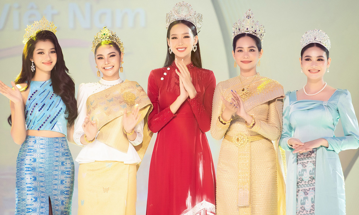 Các người đẹp diện trang phục dân tộc đặc trưng của quốc gia mình khi tham dự buổi họp mặt ITE HCMC 2023.