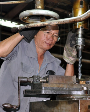 Dưới bàn tay lành nghề và sự sáng tạo của đội ngũ kỹ sư của nhà máy, các máy móc và dây chuyền cũ từ thời chiến tranh vẫn hoạt động tốt với độ chính xác cao