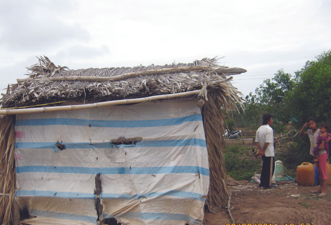 Căn chòi vuông tôm là nơi ở đậu của gia đình chị Lụa