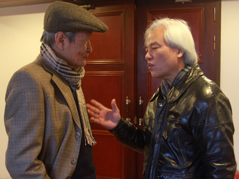 Đây cũng là dịp giới văn bút gặp nhau trao đổi những vấn đề văn học, cuộc sống