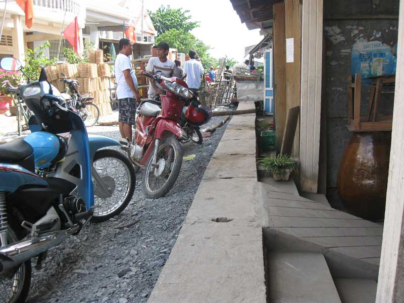 Mặt đường cao hơn nền nhà của dân