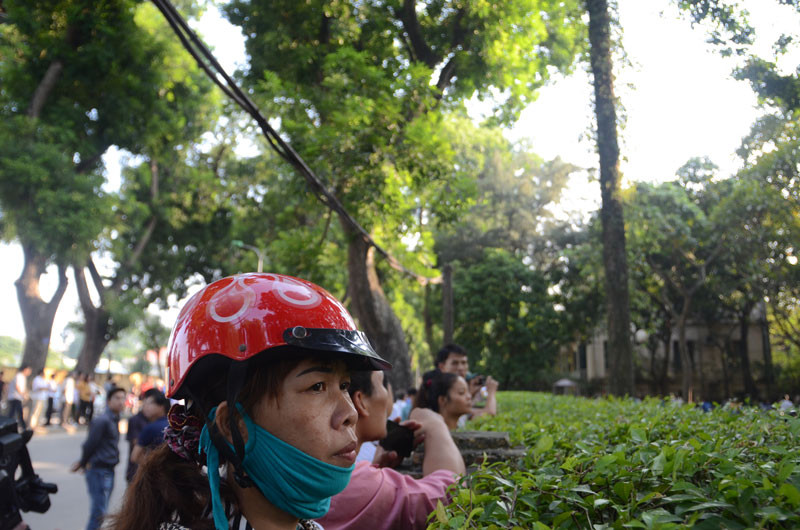 Nhiều người dân hiếu kỳ không xếp hàng nhìn qua hàng rào nhà Đại tướng