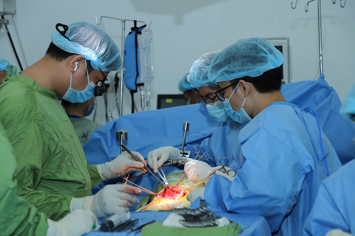 Các bác sĩ đã thực hiện cuộc phẫu thuật tiếp nhận được 7 bộ phận tạng hiến từ người bệnh