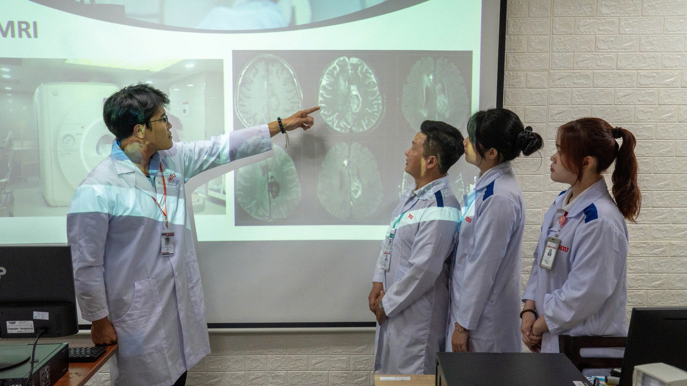 Hoạt động đào tạo nhân sự y học cổ truyền đang được trường Đại học Quốc tế Hồng Bàng chú trọng Hoạt động đào tạo nhân sự y học cổ truyền đang được trường Đại học Quốc tế Hồng Bàng chú trọng