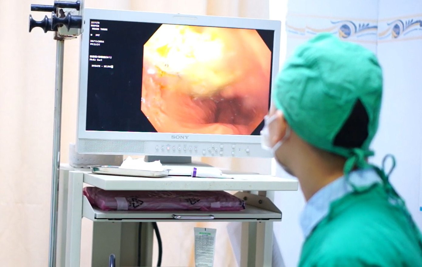 Bác sĩ thực hiện cuộc nội soi cấp cứu cầm máu, giúp người bệnh qua cơn nguy kịch Bác sĩ thực hiện cuộc nội soi cấp cứu cầm máu, giúp người bệnh qua cơn nguy kịch