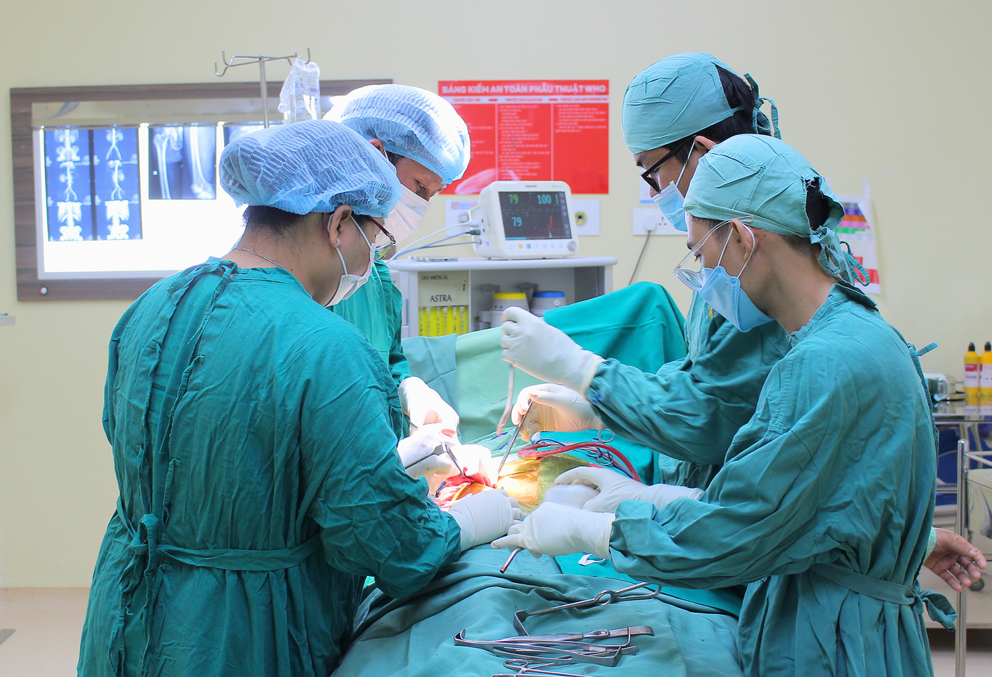 Các bác sĩ thực hiện cuộc phẫu thuật kết hợp xương cho người bệnh