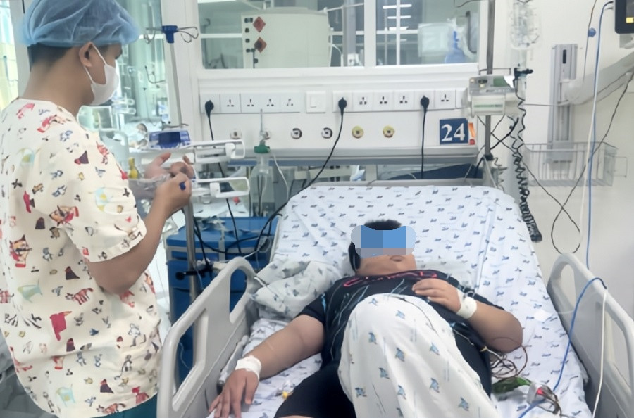 Bệnh nhi béo phì bị sốc sốt xuất huyết điều trị tại Bệnh viện Nhi Đồng Thành Phố (ảnh: BVCC) Bệnh nhi béo phì bị sốc sốt xuất huyết điều trị tại Bệnh viện Nhi Đồng Thành Phố (ảnh: BVCC)