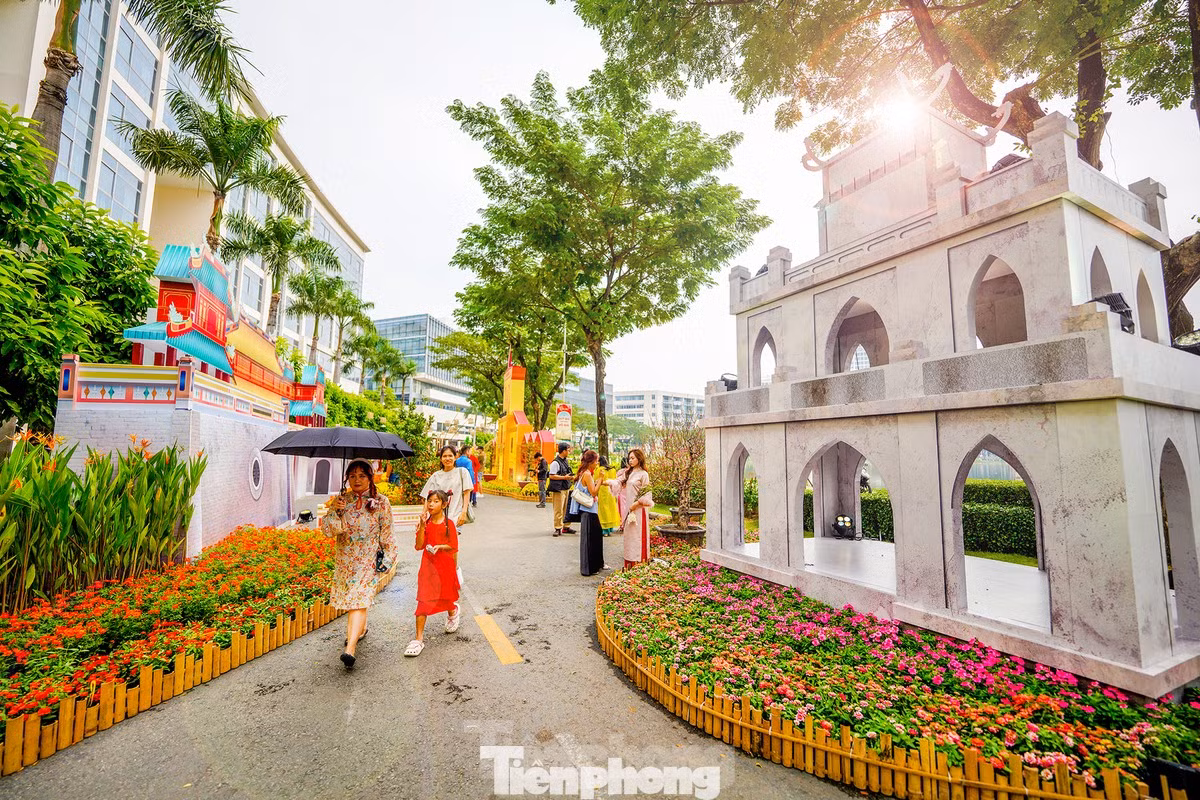 Khách du lịch trong nước và quốc tế đến TPHCM dịp Tết Nguyên đán tăng cao (ảnh: Phạm Nguyễn).