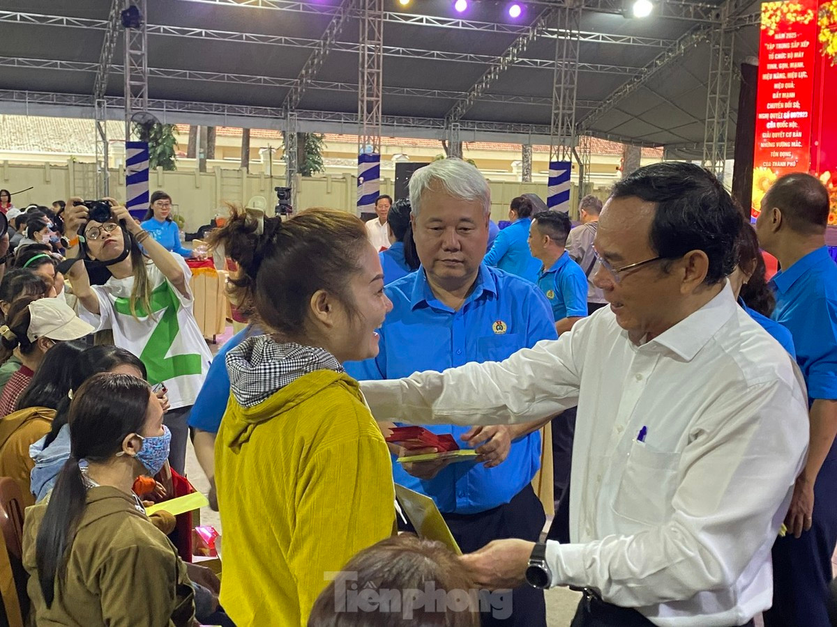Lãnh đạo TPHCM luôn quan tâm, hỗ trợ người lao động (ảnh: Uyên Phương). Lãnh đạo TPHCM luôn quan tâm, hỗ trợ người lao động (ảnh: Uyên Phương).