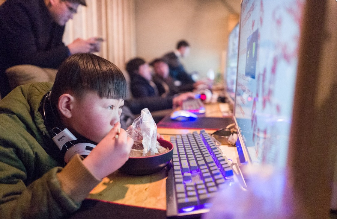 Giới trẻ đang như những con thiêu thân chìm đắm vào thế giới ảo (ảnh minh họa)