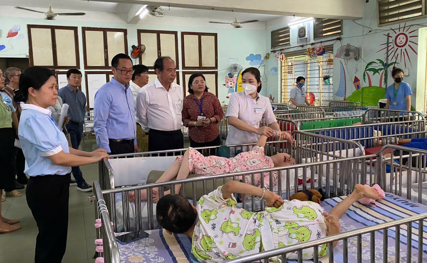 Lãnh đạo Sở Y tế cùng các bệnh viện đến thăm trẻ được chăm sóc tại Trung tâm Bảo trợ Xã hội Thị Nghè, quận 1, TPHCM Lãnh đạo Sở Y tế cùng các bệnh viện đến thăm trẻ được chăm sóc tại Trung tâm Bảo trợ Xã hội Thị Nghè, quận 1, TPHCM