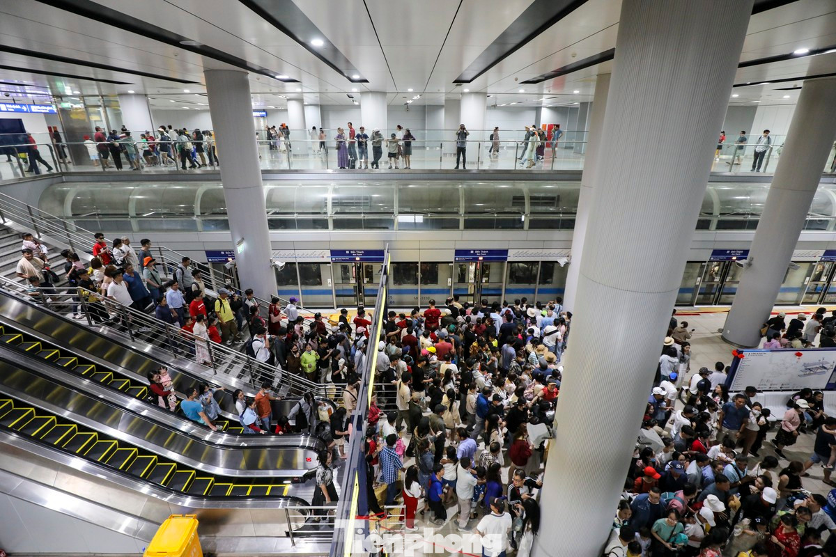 Tuyến Metro số 1 có nhiều thời điểm rơi vào tình trạng quá tải vì lượng khách quá đông. Ảnh: Duy Anh