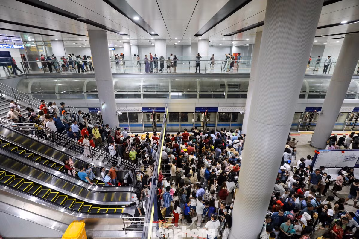 Tuyến Metro số 1 có nhiều thời điểm rơi vào tình trạng quá tải vì lượng khách quá đông. Ảnh: Duy Anh Tuyến Metro số 1 có nhiều thời điểm rơi vào tình trạng quá tải vì lượng khách quá đông. Ảnh: Duy Anh