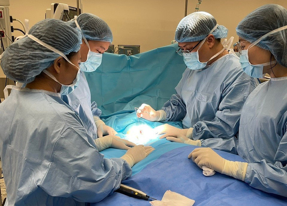 Các bác sĩ Bệnh viện Nhi Đồng 2 thực hiện cuộc phẫu thuật cho bệnh nhi Các bác sĩ Bệnh viện Nhi Đồng 2 thực hiện cuộc phẫu thuật cho bệnh nhi